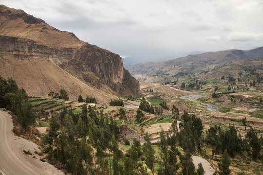 Reise durch Südamerika, Peru. Wandern im Colca Canyon entlang des Rio Colca.
