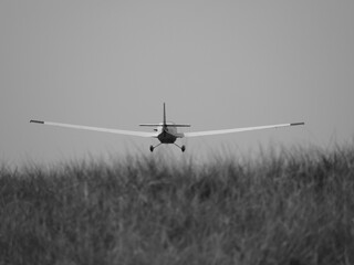 Flugzeug landen hinter Dünen