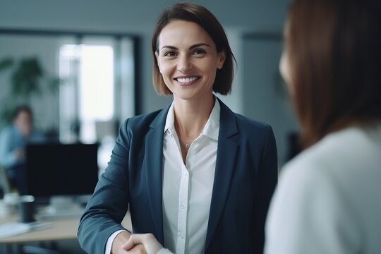 Mujer lider de empresa con clientes. 