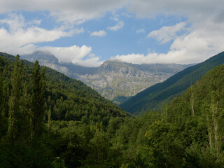 Fototapeta na wymiar Some Pirineos peaks seen from Yésero village in Aragón 
