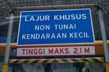 Board sign on an Indonesian toll gate. It says: lane for non-cash payment and small vehicles (with a maximum height of 2,1 meters). Written in Bahasa Indonesia.