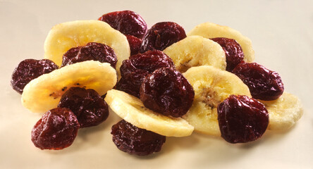 getrocknete Bananen mit Kirschen, Obst, getrocknet, Bananen, Kirschen, Freisteller, 