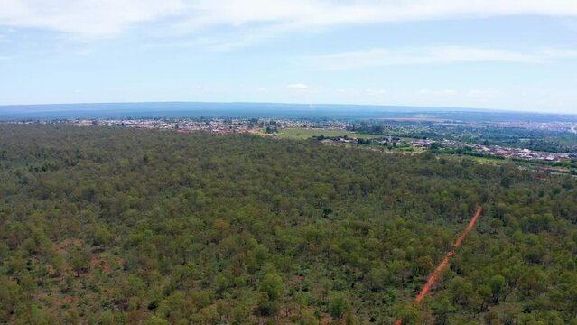 Floresta Nacional de Bras&iacute;lia, vista a&eacute;rea com cidade de Taguatinga ao fundo, foco seletivo