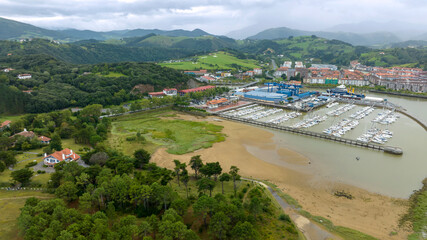 Fototapeta na wymiar vista aérea del municipio de Zumaya y su puerto en el País Vasco, España