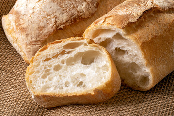 Pane fresco tipo ciabatta, cibo tradizionale italiano 