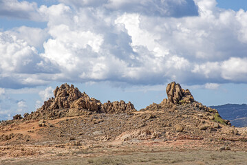 Fototapeta na wymiar Rocce di granito con nuvole