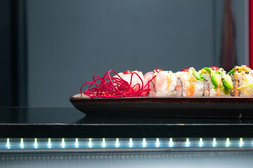 Sushi comida japonesa de colores muy deliciosa  - obrazy, fototapety, plakaty