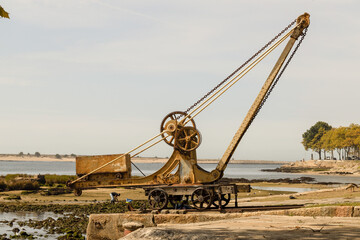 An historic boat crane on the Douro River in the Portuguese city of Porto - obrazy, fototapety, plakaty