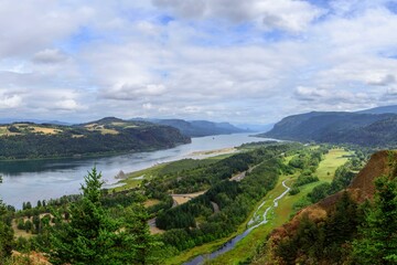 Obraz premium Highway Harmony: Columbia River Gorge with Mountain Views and Freeway Traffic in 4K Image