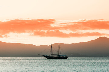 Barco Pirata na ilha de Florianópolis ao entardecer