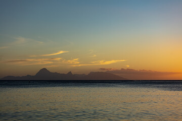 Ile de Mo'orea en Polynésie au coucher du soleil prit du large 