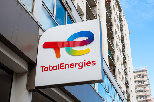Paris, France - 25 septembre 2023: Enseigne et logo d'une station essence de la compagnie p&eacute;troli&egrave;re fran&ccedil;aise TotalEnergies