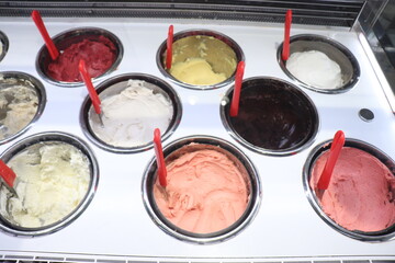 Display window of assorted ice cream flavours - 652501036