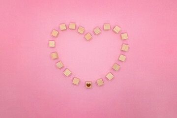 ハートマークが入ったピンクの背景のウッドキューブのハートのフレーム