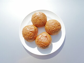 丸い皿にある４個の丸いパン