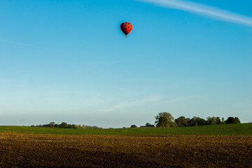 Fototapeta premium hot air balloon in the field
