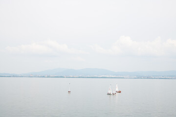 Fototapeta na wymiar 琵琶湖とヨット