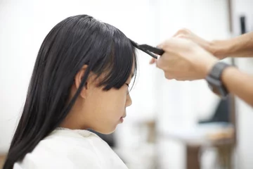 Foto op Plexiglas Schoonheidssalon 美容院で髪をカットされる子供の様子