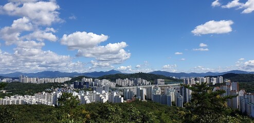맑은 가을, 푸른 하늘, 도심 속 봉화산에서 바라본 멋지고 아름다운 서울 풍경 - Clear autumn, blue sky, wonderful and beautiful view of Seoul from Bonghwasan Mountain in the city center