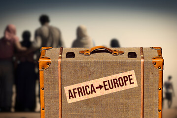 Ein Koffer und Flüchtlinge aus Afrika mit dem Ziel Europa
 - obrazy, fototapety, plakaty