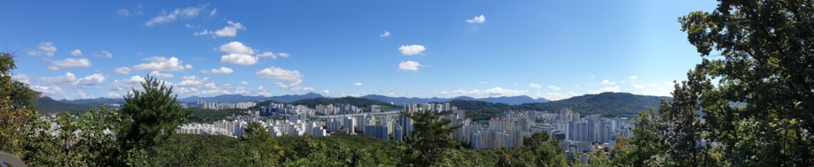 Fototapeta na wymiar 맑은 가을, 푸른 하늘, 도심 속 봉화산에서 바라본 멋지고 아름다운 서울 풍경 - Clear autumn, blue sky, wonderful and beautiful view of Seoul from Bonghwasan Mountain in the city center