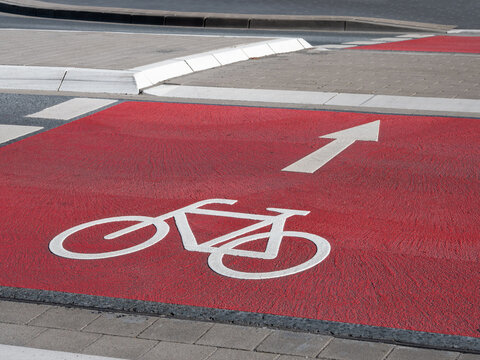 Fahrbahnmarkierung - Schutzstreifen für Radfahrer - sicherer Radweg