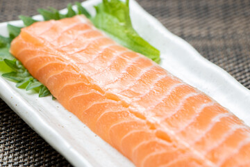 刺身用生サーモンの柵のアップ。
