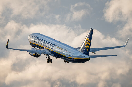 Ryanair - Irish Airlines.	