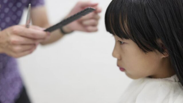美容室で前髪カットしている可愛い子供の様子