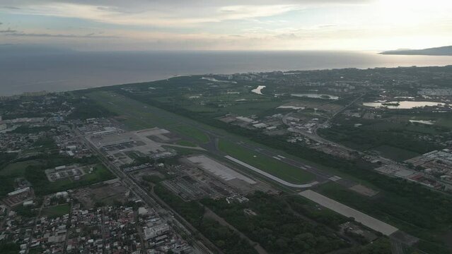  4K AEROPUERTO INTERNACIONAL DE PUERTO VALLARTA AVION ATARDECER