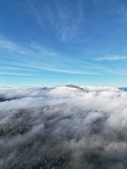 Roc de Toulau dans les nuages