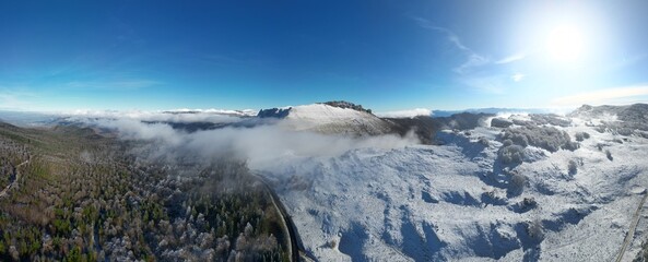 Roc de Toulau dans les nuages