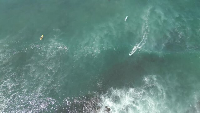 4K SURFISTA EN OLA MAR