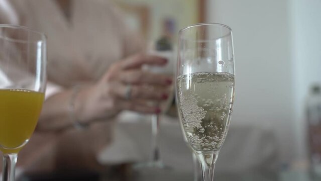 SIRVIENDO VINO SLOWMOTION