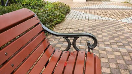 公園の歩道に置かれたベンチとタイル模様
