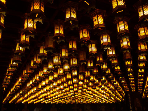 Des lanternes dans un temple &agrave; Hiroshima. 