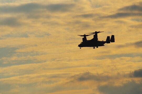 夕暮の中を飛行するオスプレイ	