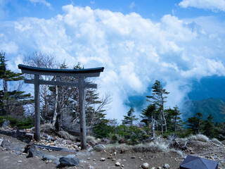 Tori au sommet du mont Nantai au Japon près de Tokyo.