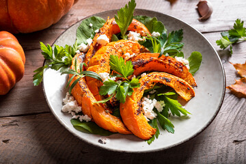 Autumn salad with grilled pumpkin and goat cheese