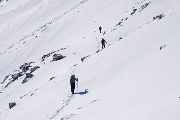 Fototapeta na wymiar team of climbers walking one after the other towards the summit