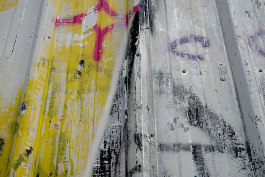 Traces de graffiti sur une palissade en m&eacute;tal