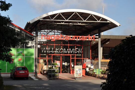 Eingangsportal Hagebaumarkt! Der Baumarkt in Damme mit Logo und Willkommen hat ge&ouml;ffnet f&uuml;r Kunden.