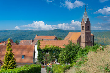 Ortsbild mit der protestantischen Kirche in Lichtenberg. Departement Bas-Rhin in der Region Elsass...