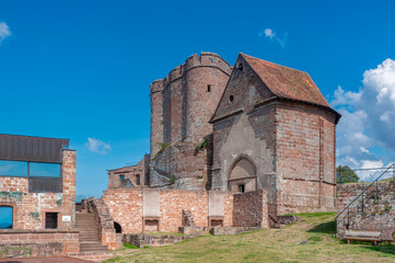 Fototapeta premium Außenansicht der Burg Lichtenberg mit Bergfried. Lichtenberg im Departement Bas-Rhin in der Region Elsass in Frankreich
