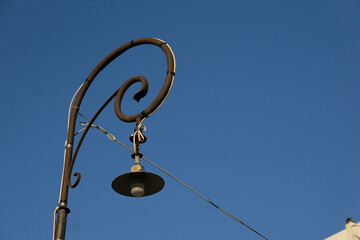 Fototapeta na wymiar Lampione della luce stradale vintage con il cielo azzurro sullo sfondo