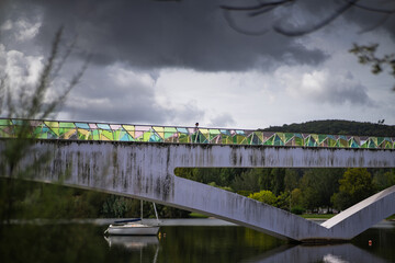 Rapaz a passar a ponte sobre o rio Mondego
