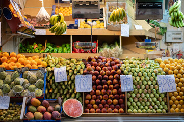 Vista del puesto de una fruteria en un mercado de barrio. - obrazy, fototapety, plakaty