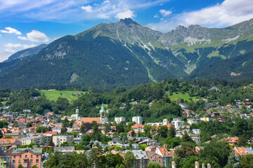 Fototapeta na wymiar View of the city of Innsbruck and mountains
