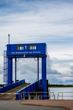 Fähranleger im Hafen von Wittdün auf der Nordseeinsel Amrum, Schild Auf Wiedersehen auf Amrum