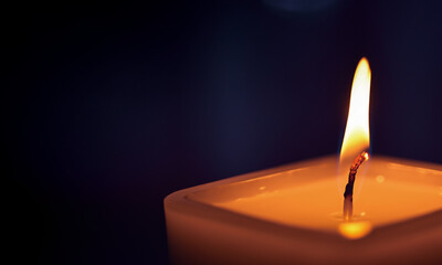 暗闇の中の一本の蝋燭
